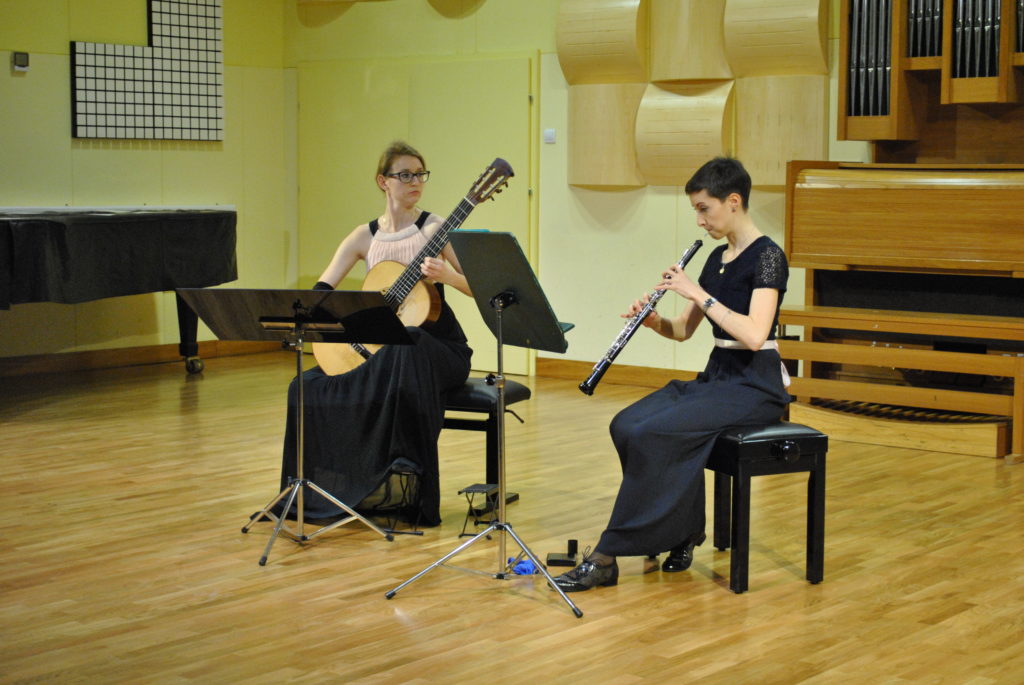Duo ChitAria: Astrid Kukovič (oboa) in Maja Vrbnjak (kitara)