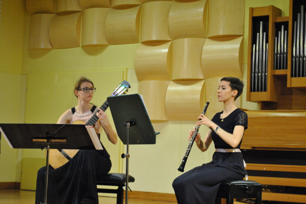 Duo ChitAria: Astrid Kukovič (oboa) in Maja Vrbnjak (kitara)