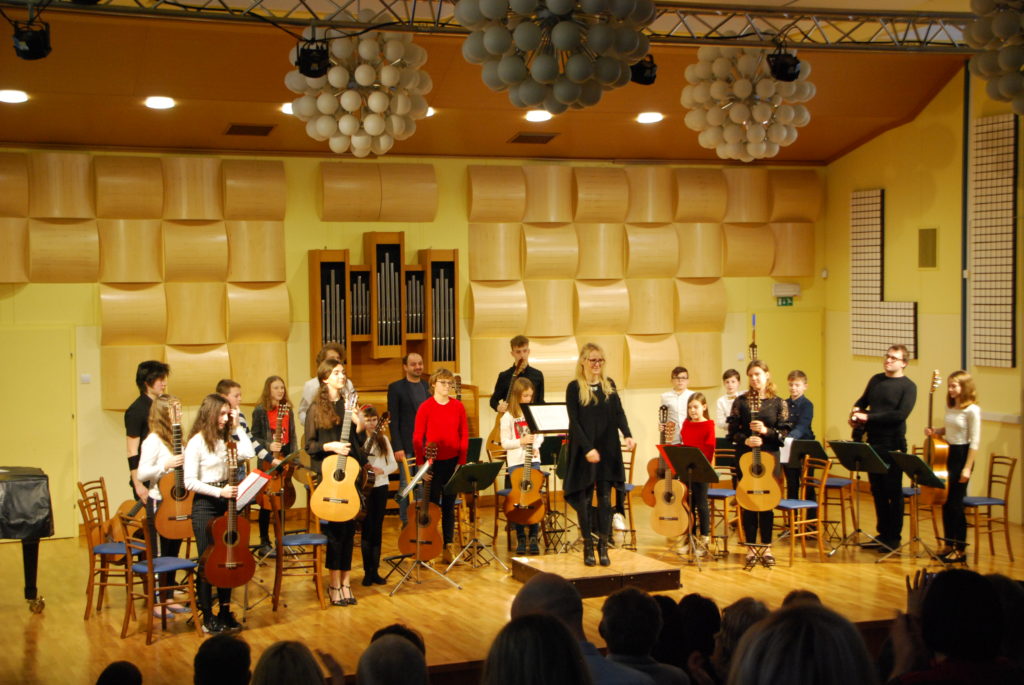 Kitarski orkester GŠ Celje z dirigentko Suzano Hebar Čamer
